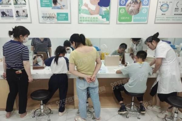 长沙雨花康视眼科诊所小儿检查区