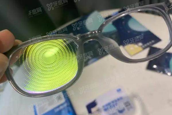 蔡司小乐园和依视路星趣控的区别yanke.yadoo.cn