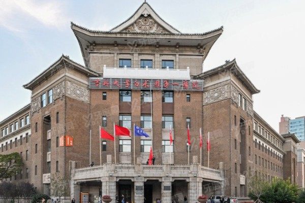 吉林大学第一医院眼科近视手术价格表：半飞秒9800起/全飞秒15300起