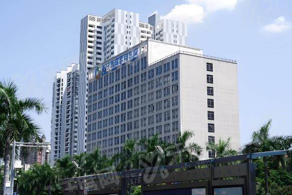 南宁普瑞眼科医院近视手术怎么样？量眼定制技术确保安全高效，费用从8千起，预约指南！