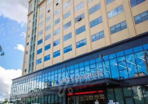 深圳深东爱尔眼科医院上班时间：周一至周日08:30-17:30，地址在龙岗区南联社区碧新路