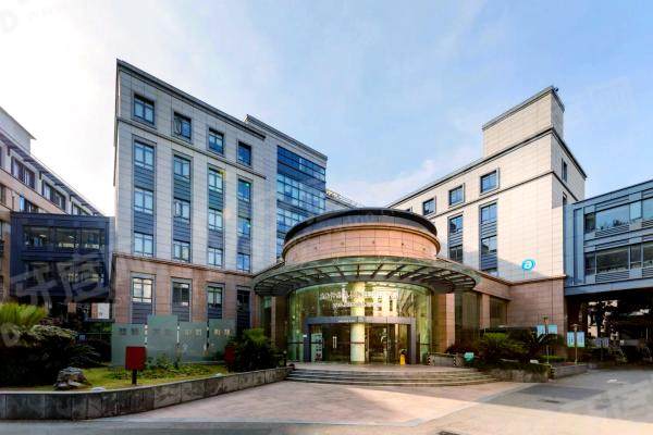 海五官科医院做白内障手术好吗？精准微创更安全+先进设备护航省心！白内障费用一览