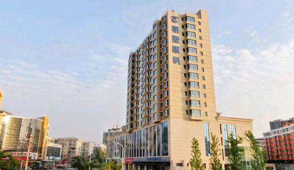 张家口朝聚眼科医院营业时间：8:00-17:30无休，地址在桥西区新华街26号