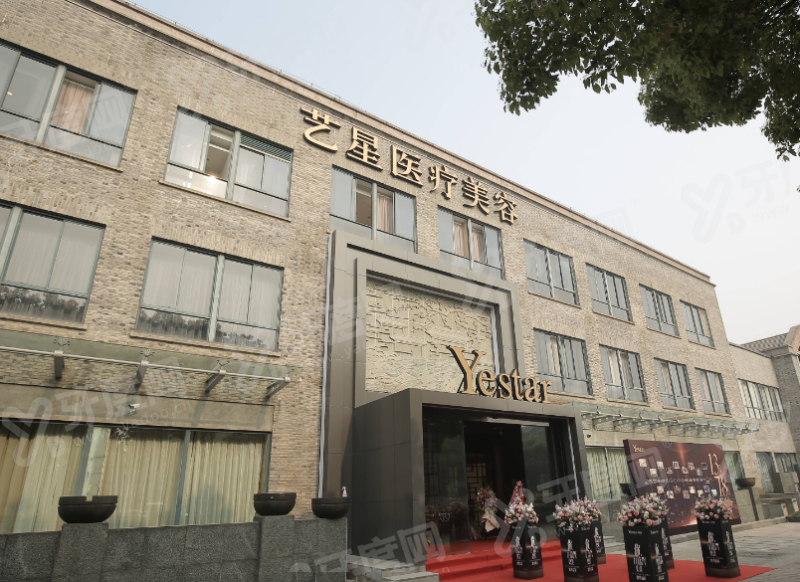 深圳李高峰医生假体隆胸怎么样？内窥镜双平面技术自然柔软，艺星收费三万起