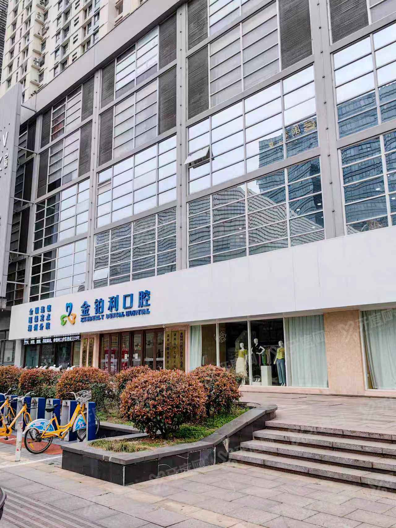 湖州金铂利口腔医院简介：是正规私立医院，种牙矫正技术靠谱收费价格不贵